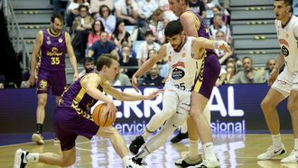 Sergi Quintela, en una acci&oacute;n defensiva ante Borg