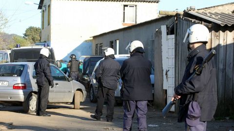 Freixeiro. Foto de archivo de uno de los registros policiales en el campamento situado en el lugar de Amenadás, en Narón.