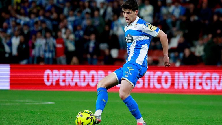 Riki controla el bal�n en un partido reciente del Deportivo