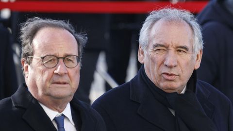 El expresidente de Francia, Franois Hollande, y el actual primer ministro, Franois Bayrou, en el acto por el dcimo aniversario del atentado contra la revista satrica Charlie Hebdo.