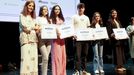A directora de M�rketing e Ventas de La Voz de Galicia, Marta Varela (primeira pola esquerda) entregou os premios aos ga�adores dos concursos mensuais de Prensa-Escuela