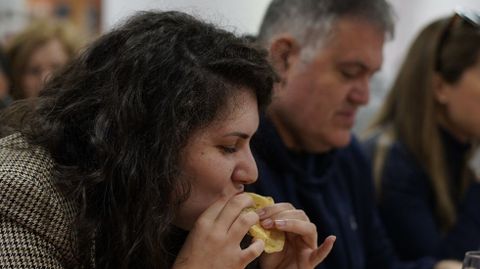 Espazo Abella (Santiago) y la bodega Mar�a Manuela (Boqueix�n) se unieron ayer en un showcooking que ofreci� un maridaje de vinos y filloas.