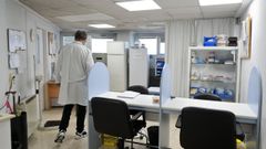 Un profesional sanitario en un centro de salud de A Coru�a