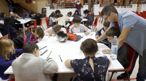 Fon Barreiro impartiendo un taller de creacin de cmics en el Liceo nois