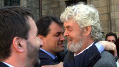 Artur Mas abraza a Beiras antes la mirada del vasco Josu Jon Imaz antes de presentar una candidatura conjunta a las europeas.