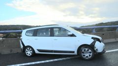 Imagen de uno de los coches accidentados esta ma�ana en la Ap-9 a su paso por Fene