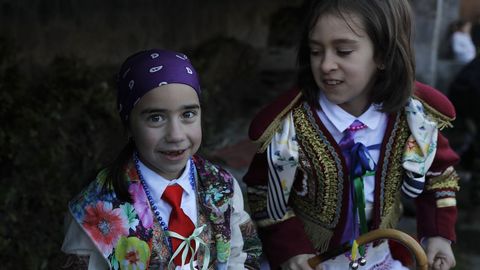 Os felos percorren Maceda.A comitiva co personaxe do entroido tradicional estn a percorrer os pobos do municipio e a Serra de San Mamede