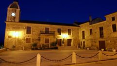 Exterior del concello de Pant�n, en una imagen nocturna