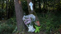 Flores en el lugar del accidente en Carral