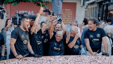Los pulpeiros de O Carballi�o prepararon la tapa m�s grande del mundo