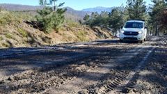 Los vecinos de As Laceiras dicen que el mal estado del principal camino de acceso a la aldea los pone en riesgo de sufrir aver�as
