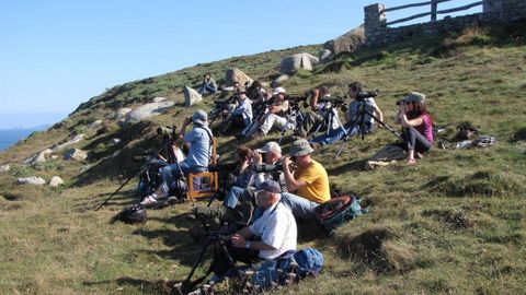 En imagen de archivo, un grupo de ornitólogos en Estaca de Bares