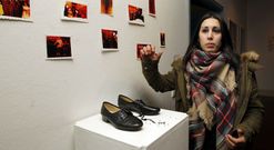Azalea Santiago muestra la instalaci�n �Cami(no)�, arruinada esta semana en el auditorio. 