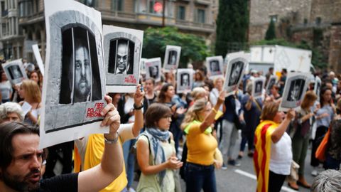 Centenares de personas cortan la cntrica Via Laietana de Barcelona