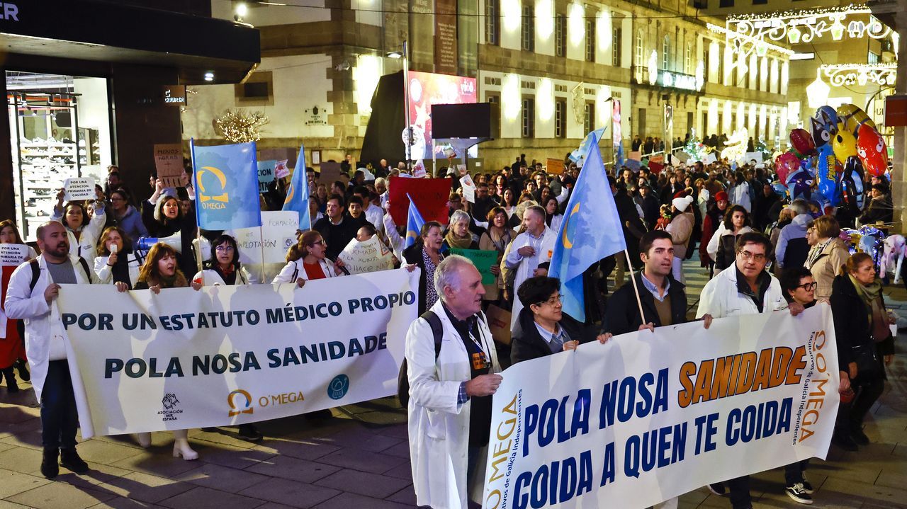 Cientos de médicos reclaman en las calles de Vigo trabajar en condiciones dignas