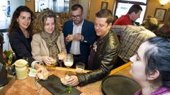 En la foto, de archivo, clientes degustando una de las tapas elaboradas para una edici�n anterior del concurso. 