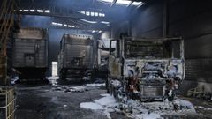 Las llamas han calcinado por completo la nave y los remolques que estaban dentro