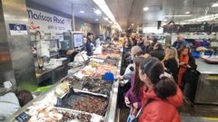 Abarrote de gente y marisco en la plaza de Lugo de A Coru�a por Nochebuena