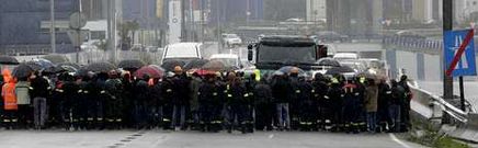 Los empleados de la multinacional del aluminio en A Coru�a cortaron el tr�fico en el pol�gono coru��s de A Grela en varios momentos del d�a. 