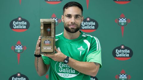 Migue posando con el premio en A Malata este mi�rcoles.