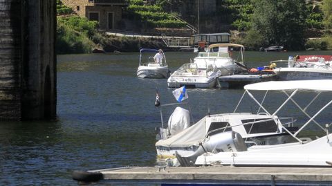 Embarcaciones amarradas en diferentes pantalanes en el pueblo de Belesar, en la cola del embalse de Os Peares