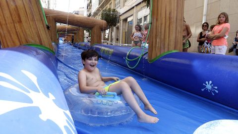 HINCHABLES DE AGUA Y UN SUPER TOBOGAN POR LAS COMPRAS HECHAS  EN COMERCIOS DE LA  ASOCIACION DE EMPRESARIOS DE RIBEIRA