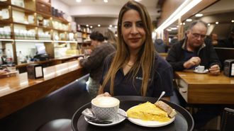 La cafetera que sirve sesenta tortillas para desayunar