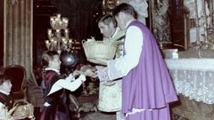 Ofrenda a San Froil�n en 1980, con fray Jos� G�mez