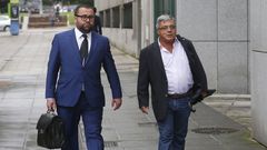 El ex gerente de la fundaci�n Infide, dependiente del sindicato minero SOMA-UGT, Pedro Castillejo (d), que se enfrenta a una petici�n de la Fiscal�a de tres a�os y medio de prisi�n, a su llegada a la Secci�n Tercera de la Audiencia Provincial de Oviedo. 