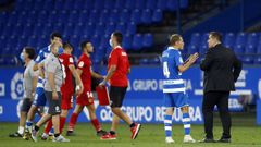 lex Bergantios y el entrenador del Fuenlabrada hablan al final del partido