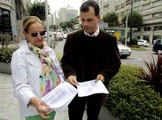 El presidente y la secretaria de la asociaci�n de familiares muestran la documentaci�n.