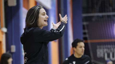 Bel�n Feal realiza indicaciones durante el partido ante el Poio Pescamar en Vista Alegre.