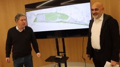 Lores  y Tino Fern�ndez, ante el plano con el proyecto de urbanizaci�n de  los terrenos de A Parda