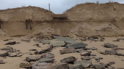 Las dunas de Praia Am�rica han quedado afectadas por los embates del mar