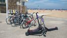 Patinetes el�ctricos de uso compartido, aparcados en la playa de Poniente