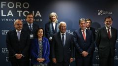Foto de familia en Lisboa. De izquierda a derecha, Pedro Cateriano, Francisco Botas, Margarita Robles, Marta Betanzos, Ant�nio Costa, Amancio L�pez, Jos� Luis Mart�nez Almeida y Mariano Rajoy.