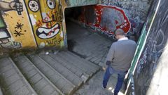 Uno de los hijos del octogenario fallecido en Batalla de Clavijo examina las escaleras en las que se produjo el accidente