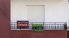 Carteles de venta de un inmueble residencial en Vilagarc&iacute;a de Arousa
