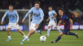 El futbolista del Celta Fer L�pez, durante el partido ante el Barcelona en el Camp Nou.