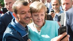 Un refugiado sirio se hace un selfi con Merkel durante la crisis del 2015