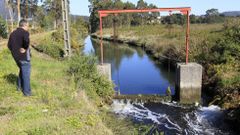 Una de las compuertas de la antigua instalaci�n, que est� previsto eliminar, en una imagen del a�o 2015 con el �nico empleado que quedaba entonces