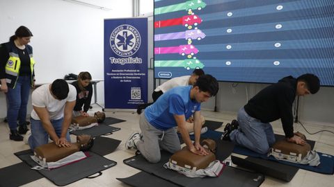 Uno de los grupos de j�venes que pusieron a prueba su habilidad con la RCP en el sal�n Previsel