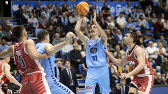 Mihajlo Andric se dispone a lanzar ante la defensa de Nakic y con Apic bloqueando a Cate.