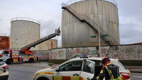 Emerxencias Vilagarc�a tuvo que retirar varias chapas de los antiguos dep�sitos del puerto