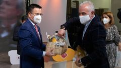 El conselleiro de Medio Rural, Jos Gonzlez (izquierda), entregando a Javier Sampayo (Pazo de Anzuxao) uno de los premios