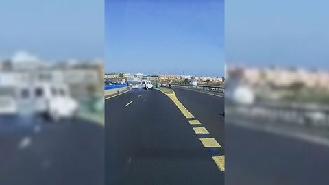 La furgoneta, que podr�a ser una Fiat Ducato II o una Peugeot Boxer de comienzos de siglo, derrap� cruzando toda la plataforma de la autopista TF-1