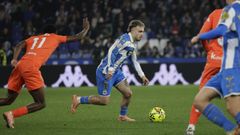 David Mella controla el bal�n durante el partido del D�por en Riazor ante la Real Sociedad B.