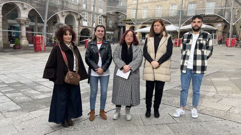 Miembros de la ejecutiva gallega del PSOE en la Plaza Mayor de Ourense.