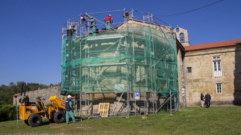 La iglesia románica adosada al monasterio de Ferreira está cubierta de andamios.