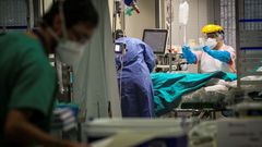 Varios sanitarios trabajan en la unidad de cuidados intensivos del Hospital de Galdakao, en Vizcaya